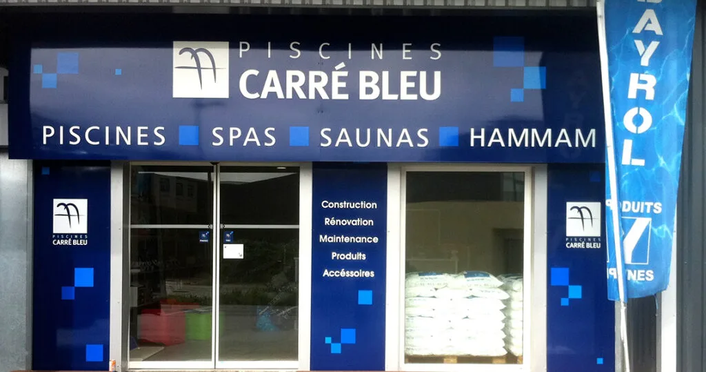 Piscines carré bleu réalisation Maudet enseigne