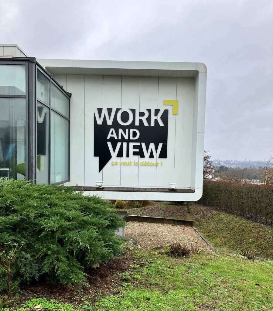 work and view enseigne maudet