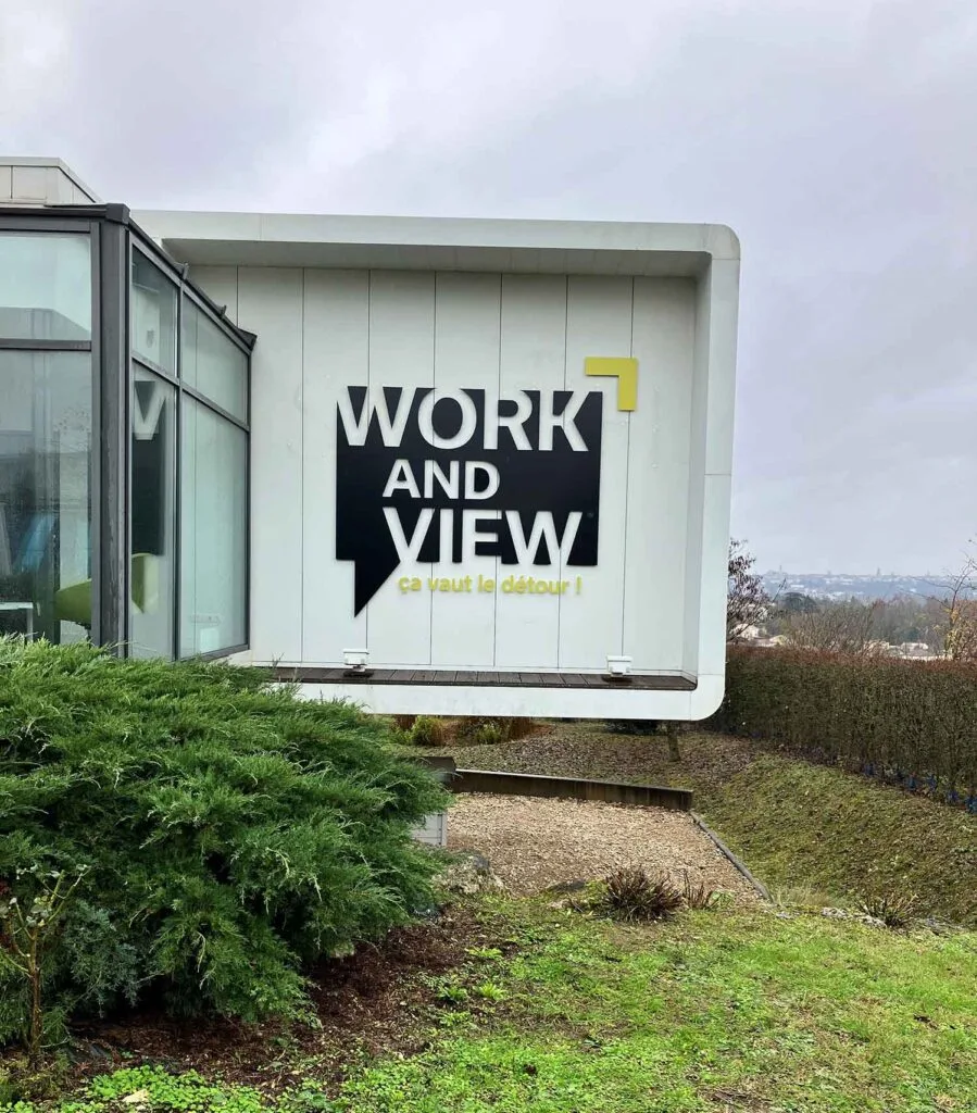 work and view enseigne maudet