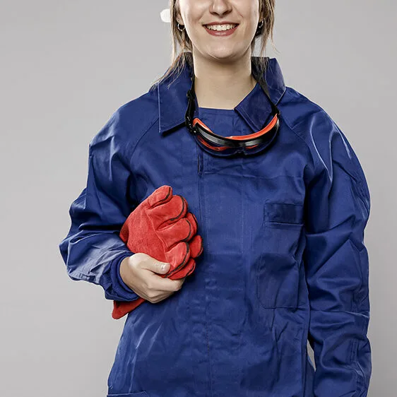 vue-frontale-de-femme-ouvrier-construction